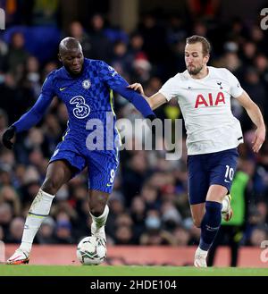 Londres, Grande-Bretagne.5th janvier 2022.Le Romelu Lukaku (L) de Chelsea rivalise avec Harry Kane de Tottenham Hotspur lors de la première étape de la demi-finale de la coupe EFL entre Chelsea et Tottenham Hotspur à Londres, en Grande-Bretagne, le 5 janvier 2022.Crédit : Li Ying/Xinhua/Alay Live News Banque D'Images