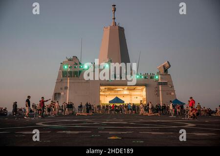 211225-M-PO838-3097 GOLFE D'ADEN (DÉC25, 2021) Marines et marins à bord du quai de transport amphibie USS Portland (LPD 27) Profitez de leur soirée de Noël avec un pique-nique sur la plage d'acier, le 25 décembre.Portland et la Marine Expeditionary Unit 11th sont déployées dans la zone d'opérations de la flotte américaine 5th afin de soutenir les opérations navales afin d'assurer la stabilité et la sécurité maritimes dans la région centrale, reliant la Méditerranée et le Pacifique à travers l'océan Indien occidental et trois points d'étranglement stratégiques.(É.-U.Photo du corps marin par lance Cpl.Patrick Katz/publié) Banque D'Images