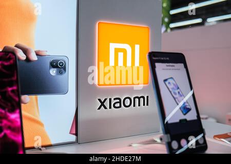 Cracovie, Pologne.05th janvier 2022.Le logo de Xiaomi est visible dans une boutique électronique.Crédit : SOPA Images Limited/Alamy Live News Banque D'Images