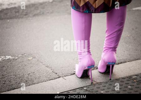 Photo de bottes violettes femelles avec le logo de Balenciaga à Belgrade, Serbie.Balenciaga est une maison de mode de luxe fondée en 1919 par l'espagnol de Banque D'Images