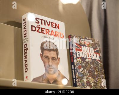Photo de la couverture d'un livre, l'autobiographie de Steven Gerrard, en vente dans une librairie de Belgrade, Serbie.Steven George Gerrard MBE est un Eng Banque D'Images