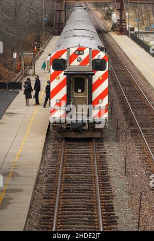 Passagers arrivant à la gare Winnetka sur un train de banlieue Metra Union Pacific North au départ de Chicago. Banque D'Images