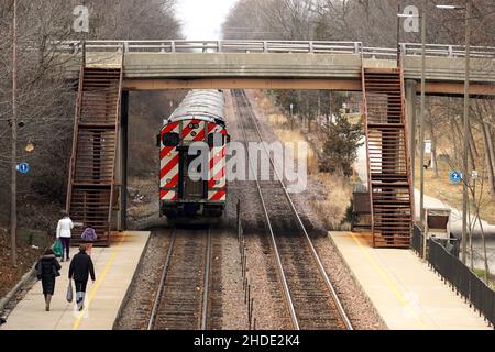 Passagers arrivant à la gare Winnetka sur un train de banlieue Metra Union Pacific North au départ de Chicago. Banque D'Images