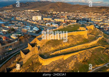 Vue panoramique sur le centre de Gori avec forteresse médiévale Banque D'Images