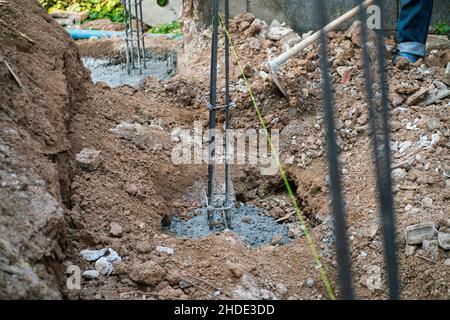 Poteau en béton avec construction métallique RB maison de construction mur en béton site de construction Banque D'Images