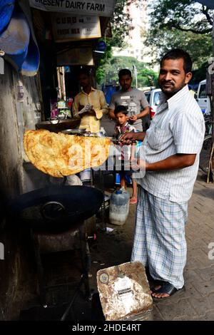 Friture d'une bahura (pain Puri géant) à Mumbai, Inde. Banque D'Images