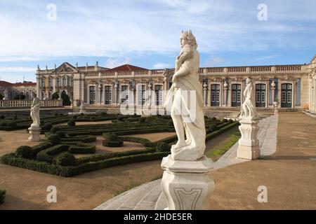 Jardins suspendus du Palais de Queluz, vue depuis les marches de l'aile salle de bal, près de Lisbonne, Portugal Banque D'Images