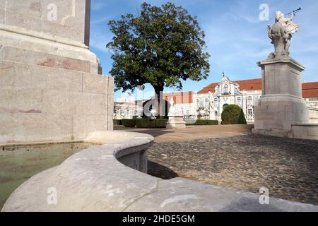 Rampe d'entrée pavée vers les jardins suspendus du Palais de Queluz, monument baroque du 18th siècle à l'extérieur de Lisbonne, Portugal Banque D'Images