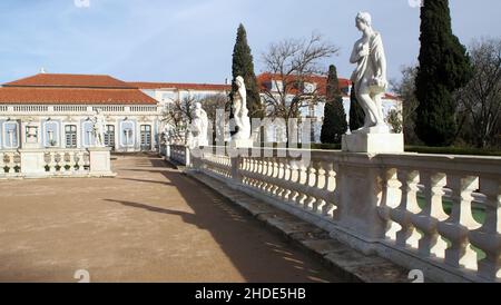 Jardins suspendus du Palais de Queluz, salle de bal en arrière-plan, vue panoramique, près de Lisbonne, Portugal Banque D'Images