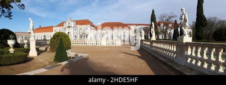 Jardins suspendus du Palais de Queluz, salle de bal en arrière-plan, vue panoramique, près de Lisbonne, Portugal Banque D'Images