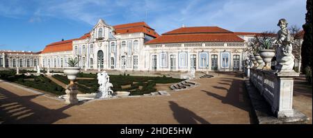 Jardins suspendus du Palais de Queluz, salle de bal en arrière-plan, vue panoramique, près de Lisbonne, Portugal Banque D'Images