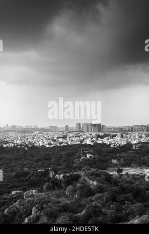 Une vue sur la ville de Hyderabad de haute technologie depuis les ruines du fort de Golconda Banque D'Images