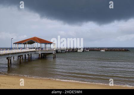 Les nuages de tempête se construisent au-dessus de la jetée de Redcliffe, dans le Queensland Banque D'Images