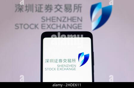 Brésil.05th janvier 2022.Sur cette photo, le logo de la Bourse de Shenzhen (SZSE) apparaît sur un smartphone et en arrière-plan.Crédit : SOPA Images Limited/Alamy Live News Banque D'Images