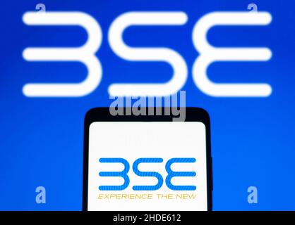 Brésil.05th janvier 2022.Sur cette photo, le logo BSE (Bombay stock Exchange) est affiché sur un smartphone et en arrière-plan.Crédit : SOPA Images Limited/Alamy Live News Banque D'Images