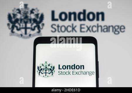 Brésil.05th janvier 2022.Sur cette photo, le logo de la Bourse de Londres (LSE) apparaît sur un smartphone et en arrière-plan.Crédit : SOPA Images Limited/Alamy Live News Banque D'Images