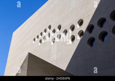 Zurich, Suisse - 29 avril 2018 : Musée national suisse avec une ancienne partie d'architecture traditionnelle et une partie de bâtiment moderne près du centre de Zurich Banque D'Images