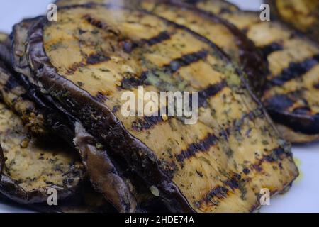 Aubergine italienne grillée exposée au marché local Banque D'Images