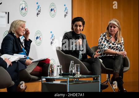 Table ronde sur l'engagement en France avec la ministre Sophie Cluzel (LREM) et la secrétaire d'Etat Sarah El Hairy (LREM), ainsi qu'avec Benedicte Mercier, co-PDG de Sobeo et Sébastien Hours, directeur général de keria, lors de la conférence sur la stratégie nationale des entreprises de taille moyenne, au centre Pierre Mendes, à Paris, le 5 janvier,2022.Photo de Mylène Deroche/ABACAPRESS.COM Banque D'Images