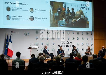 Table ronde sur l'engagement en France avec la ministre Sophie Cluzel (LREM) et la secrétaire d'Etat Sarah El Hairy (LREM), ainsi qu'avec Benedicte Mercier, co-PDG de Sobeo et Sébastien Hours, directeur général de keria, lors de la conférence sur la stratégie nationale des entreprises de taille moyenne, au centre Pierre Mendes, à Paris, le 5 janvier,2022.Photo de Mylène Deroche/ABACAPRESS.COM Banque D'Images