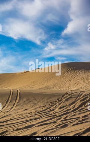 VTT sur une montagne de sable Banque D'Images