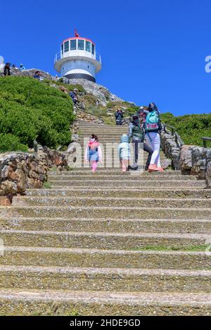 CAPE POINT, AFRIQUE DU SUD - DEC 23, 2021: Marches menant à l'ancien phare de Cape point dans le parc national de Table Mountain.Les personnes sont visibles Banque D'Images