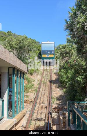 CAPE POINT, AFRIQUE DU SUD - DEC 23, 2021: Funiculaire de Cape point à Cape point sur son chemin.Les personnes sont visibles Banque D'Images