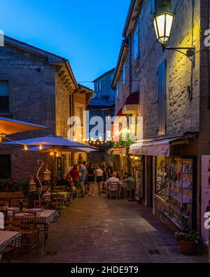 Saint-Marin, 2021 août – vue nocturne d'une allée typique avec des restaurants et des boutiques dans le centre historique de Saint-Marin Banque D'Images