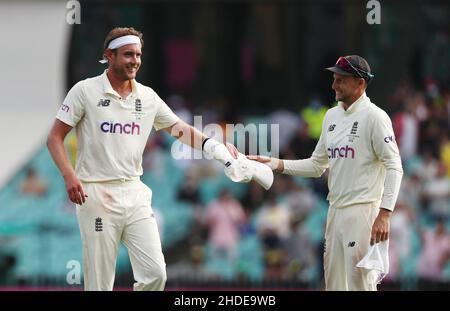 Stuart Broad (à gauche) et Joe Root quittent l'Angleterre à la fin des gains australiens au cours du deuxième jour du quatrième test de cendres au Sydney Cricket Ground, Sydney.Date de la photo: Jeudi 6 janvier 2022. Banque D'Images