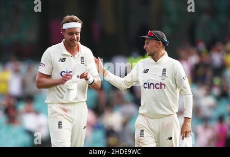 Stuart Broad (à gauche) et Joe Root quittent l'Angleterre à la fin des gains australiens au cours du deuxième jour du quatrième test de cendres au Sydney Cricket Ground, Sydney.Date de la photo: Jeudi 6 janvier 2022. Banque D'Images