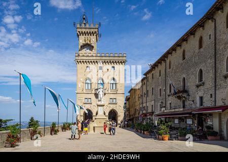 Saint-Marin, 2021 août – place principale du centre historique de Saint-Marin avec le Palazzo Pubblico, siège du gouvernement de la ville Banque D'Images