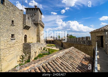 République de Saint-Marin, août 2021 – à l'intérieur de la cour de la forteresse de Guaita, le monument historique le plus important de Saint-Marin Banque D'Images