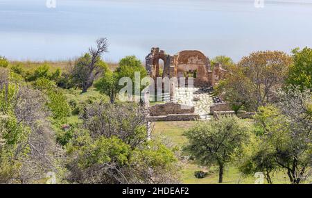 Les ruines de la basilique d'Agios Achilios au petit lac Prespa, Macédoine, Grèce. Banque D'Images