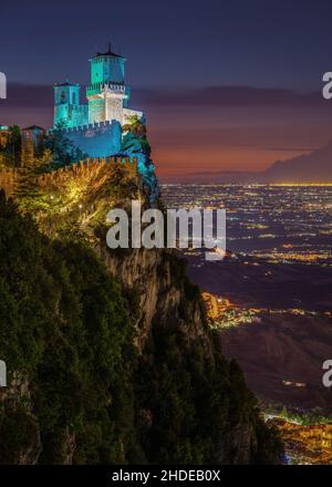 Vue imprenable sur le Mont Titano et la tour de Guaita en République de Saint-Marin Banque D'Images