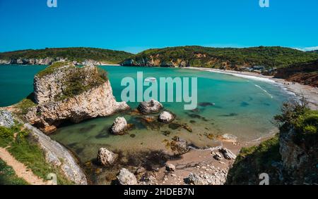 Vue sur la plage de Kiligli à Agva. Agva est un lieu peuplé et une destination de villégiature dans le quartier Sile de la province d'Istanbul, en Turquie. Banque D'Images