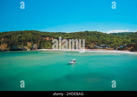 Vue sur la plage de Kiligli à Agva. Agva est un lieu peuplé et une destination de villégiature dans le quartier Sile de la province d'Istanbul, en Turquie. Banque D'Images