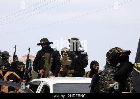 Des membres de la Saraya al-Quds, l'aile militaire du Jihad islamique palestinien, se rendent pour une parade, de la ville de Gaza, le 5 janvier 2021. Banque D'Images