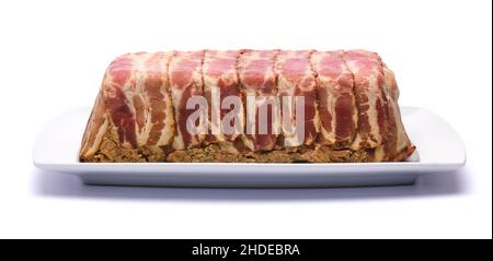 Terrine française traditionnelle recouverte de bacon isolé sur fond blanc Banque D'Images