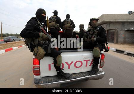 Des membres de la Saraya al-Quds, l'aile militaire du Jihad islamique palestinien, se rendent pour une parade, de la ville de Gaza, le 5 janvier 2021. Banque D'Images