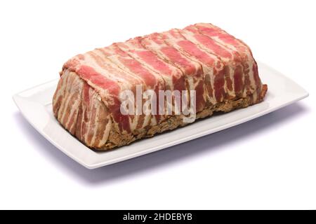 Terrine française traditionnelle recouverte de bacon isolé sur fond blanc Banque D'Images