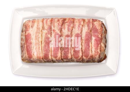 Terrine française traditionnelle recouverte de bacon isolé sur fond blanc Banque D'Images