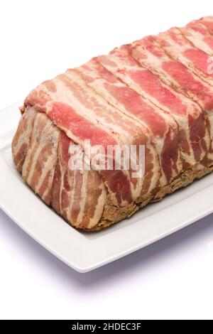 Terrine française traditionnelle recouverte de bacon isolé sur fond blanc Banque D'Images