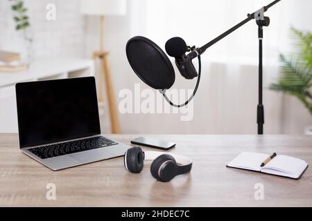 journalisme, podcast et blog concept - configuration pour l'enregistrement de podcast dans le studio à domicile Banque D'Images