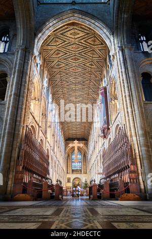 Plafond en bois peint au-dessus de la nef et du choeur dans la cathédrale médiévale de Peterborough, en Angleterre. Banque D'Images