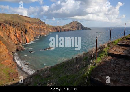 Paysage coloré et falaises rocheuses à la péninsule de Ponta de Sao Lourenco, située sur la côte est de l'île de Madère, Portugal Banque D'Images
