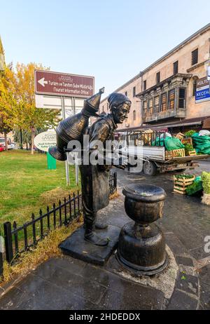 Gaziantep, Turquie.Une statue d'un homme qui verse du thé dans le style pouf à Gaziantep Banque D'Images