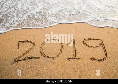 Résumé message année 2019 écrit sur fond de sable de plage Banque D'Images