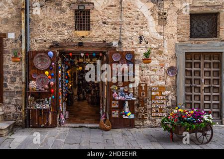 Gubbio, Ombrie, août 2021 – boutiques de souvenirs typiques dans le centre historique de Gubbio Banque D'Images