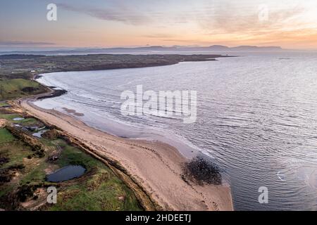 Vue aérienne de la baie d'Inver et de la plage dans le comté de Donegal - Irlande Banque D'Images