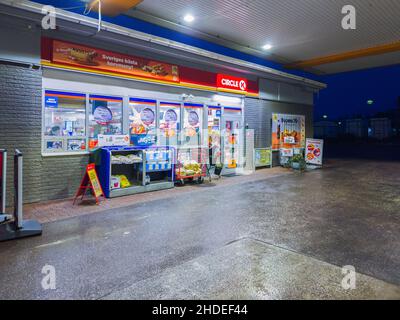 Arby, Suède - 15 décembre 2021 : vue de nuit horizontale du magasin de proximité de la station-service Circle K. Banque D'Images